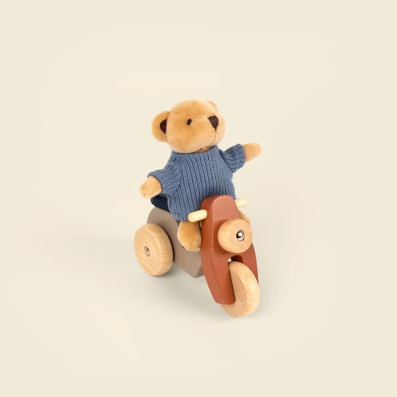 Alexis l'ours sur sa Vespa