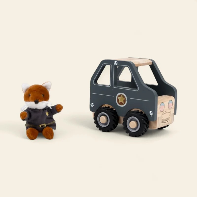 La voiture de police et son ami miniature